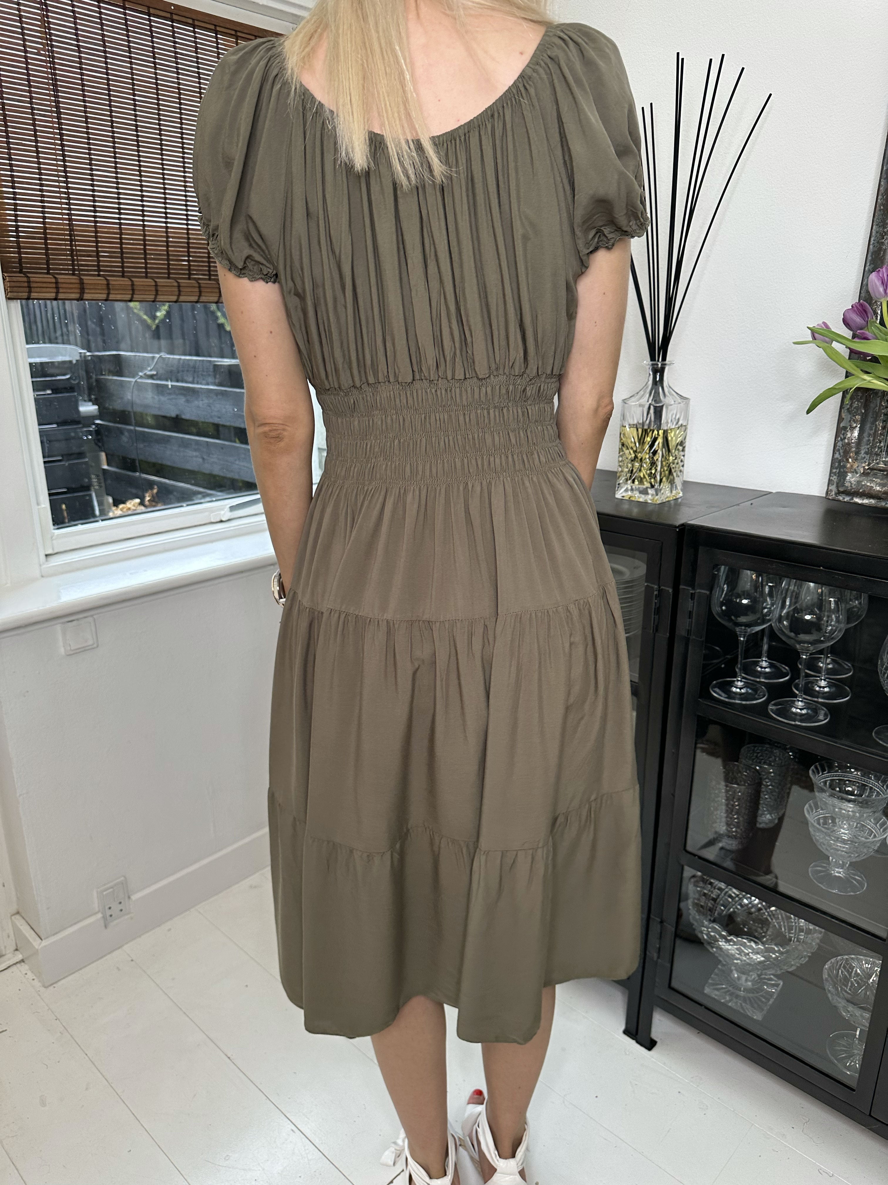 Finalia short - Söt klänning med puffade ärmar och elastisk midja - Beige